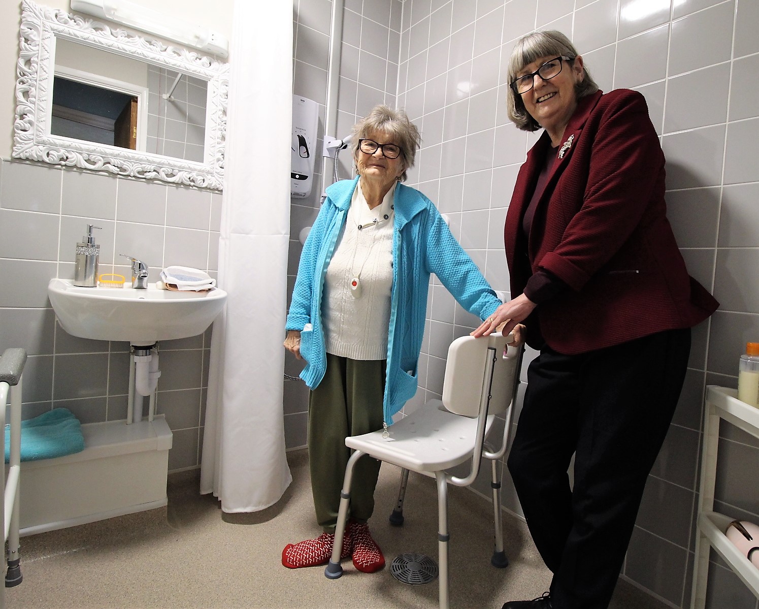 •	Left to right – Resident Yvonne Lee with Portfolio Holder for Sustainable Growth and Economy, Councillor Jenny Hollingsworth in a newly converted wet room.